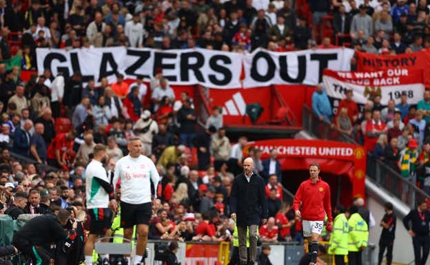 Old Trafford en contra de los dueños del United.  REUTERS