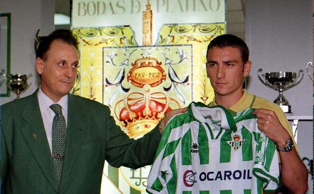 Jorge Otero, en su presentación con el Betis, junto a Lopera.
