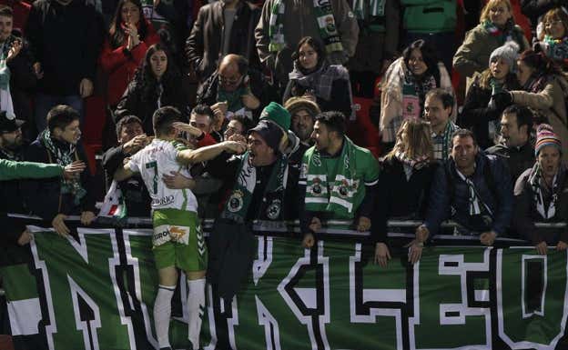 Óscar Fernández celebrando el triunfo del Racing ante el Mirandés el 21 de enero de 2018. EL DIARIO MONTAÑÉS