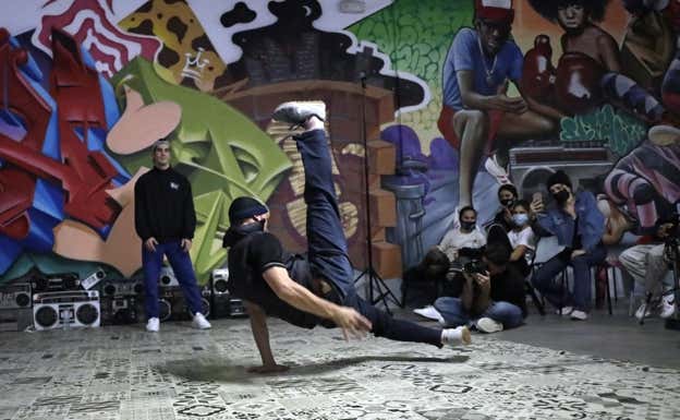 Un bailarín de break durante una exhibición. Efe