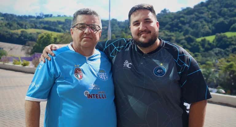 Cidão, entrenador del Santo André, se enfrenta a su hijo, Bruno Silva, técnico del Tubarão en un cruce de octavos de final de la LNF de Brasil.