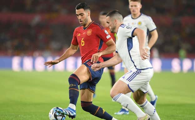 Mikel Merino acompañó a Rodri en la medular ante Escocia.  AFP