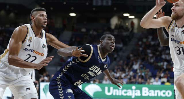 Jaleo en el Real Madrid-UCAM con una técnica, un amago de retirada y una ‘colleja’ de Llull a Sito Alonso incluida