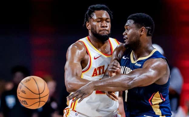 Zion, ante los Hawks. Efe
