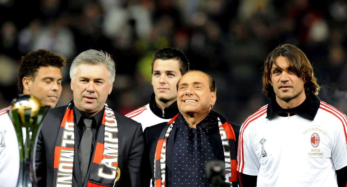 Carlo Ancelotti, Silvio Berlusconi y Paolo Maldini, antes de un partido de la temporada 2007-2008. /Getty