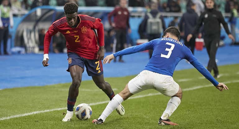 Assane Diao se zafa de un rival en el amistoso del viernes ante Uzbekistán.