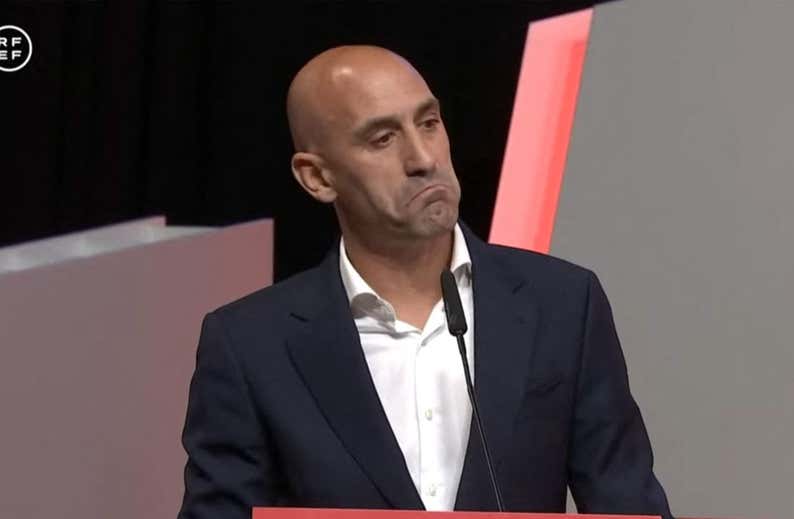 La FIFA inhabilita tres años a Rubiales