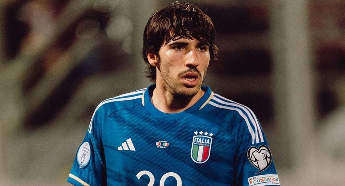 Tonali durante un partido con Italia. /