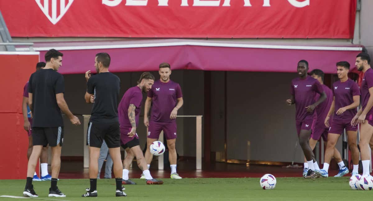 El nuevo entrenador, Diego Alonso, en un entrenamiento del Sevilla./EFE