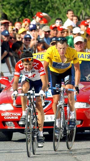 Carlos Sastre y Lance Armstrong, en el Tour de Francia de 2002. EFE