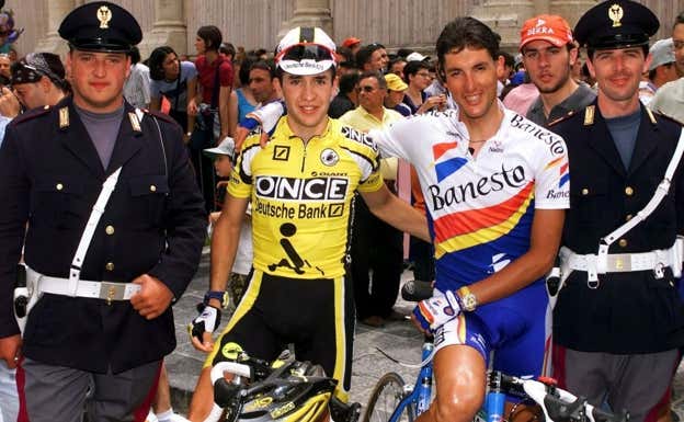 Carlos Sastre, junto a su cuñado, El Chava Jiménez, antes del Giro de 1999. EFE
