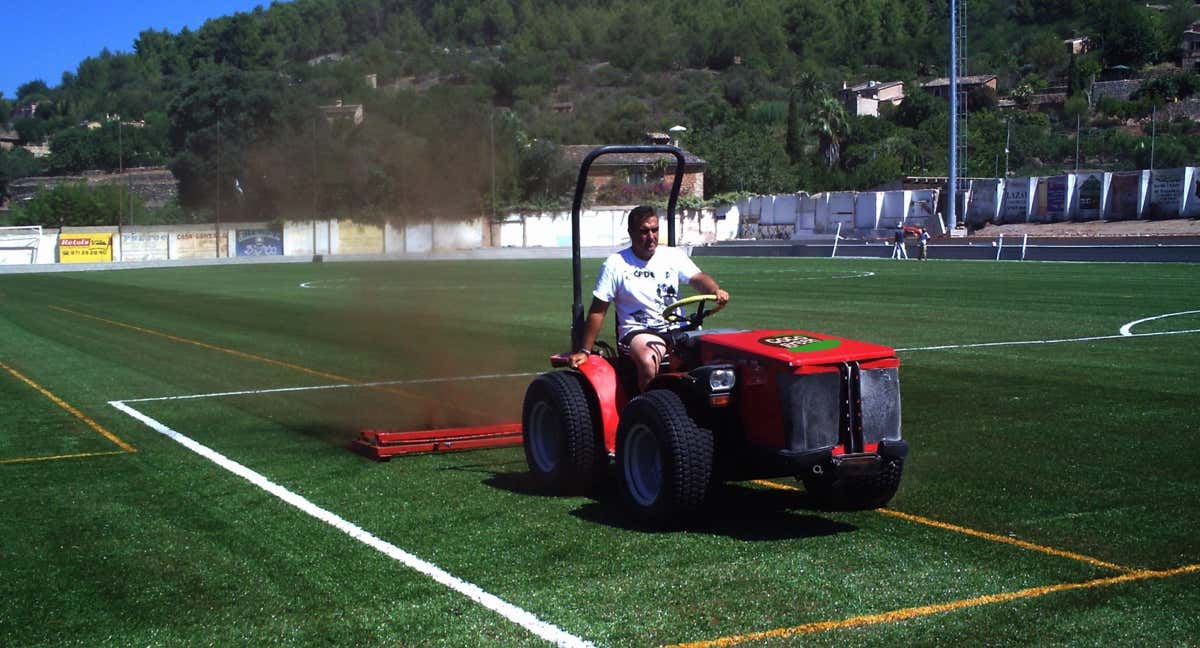 Instalación de un campo de césped artificial con granulado de coco.