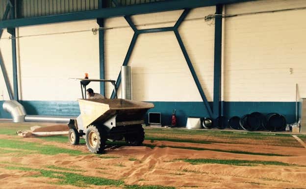 Instalación de un campo con relleno de corcho.  Greenpoint