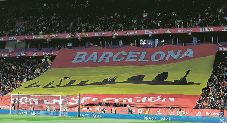 «Barcelona con la Selección», cartelón que desplegó la afición de Cornellà en 2022 con el España-Albania.