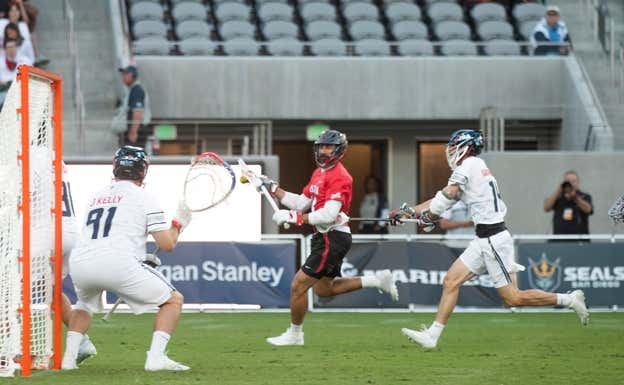 El palo del portero es visiblemente más grande que el de los jugadores de campo. WORLD LACROSSE