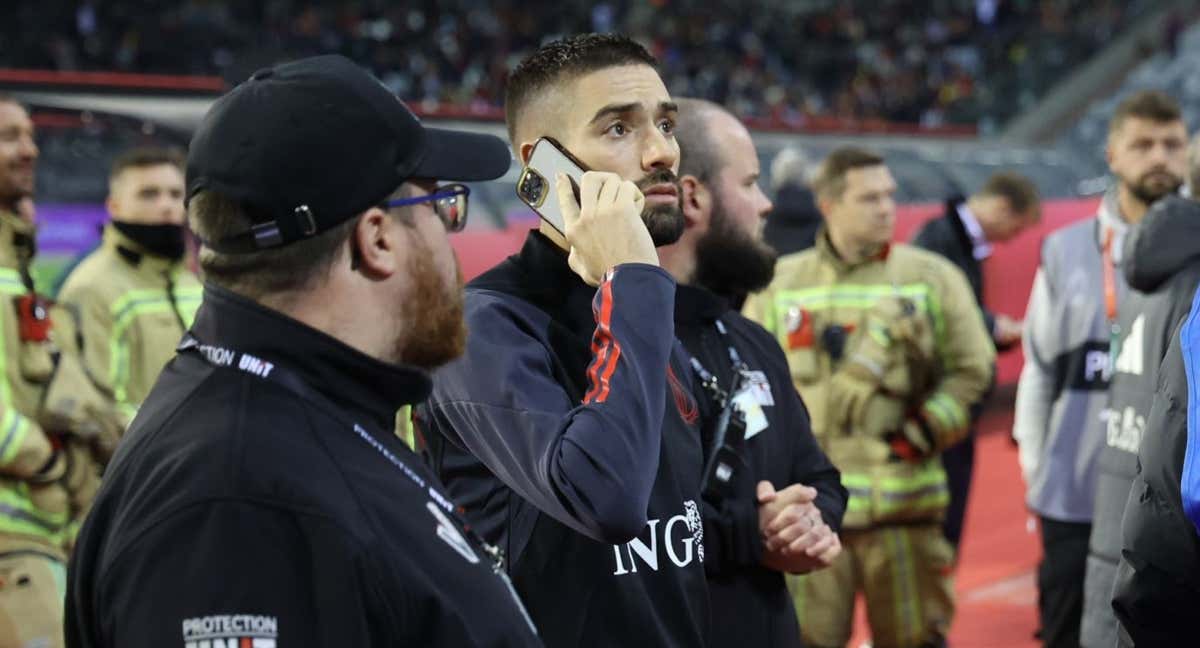 Yannick Carrasco, en el estadio Rey Balduino hablando por teléfono cuando todavía no podían salir del estadio. /EP