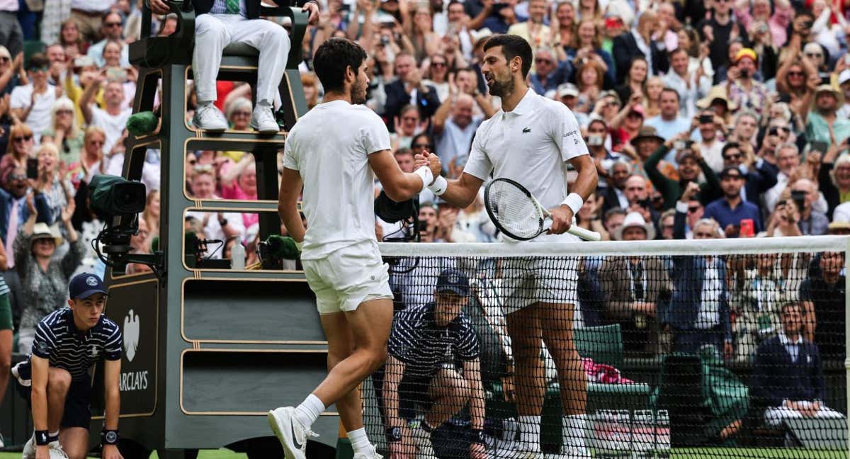 Carlos Alcaraz y Djokovic durante la pasada final de Wimbledon./AFP