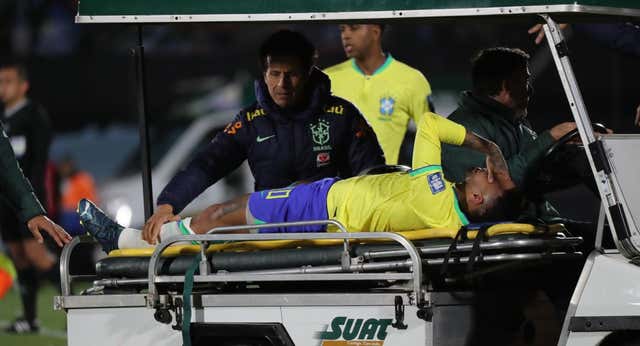 Uruguay gana a Brasil después de 22 años y Neymar se retira en camilla llorando