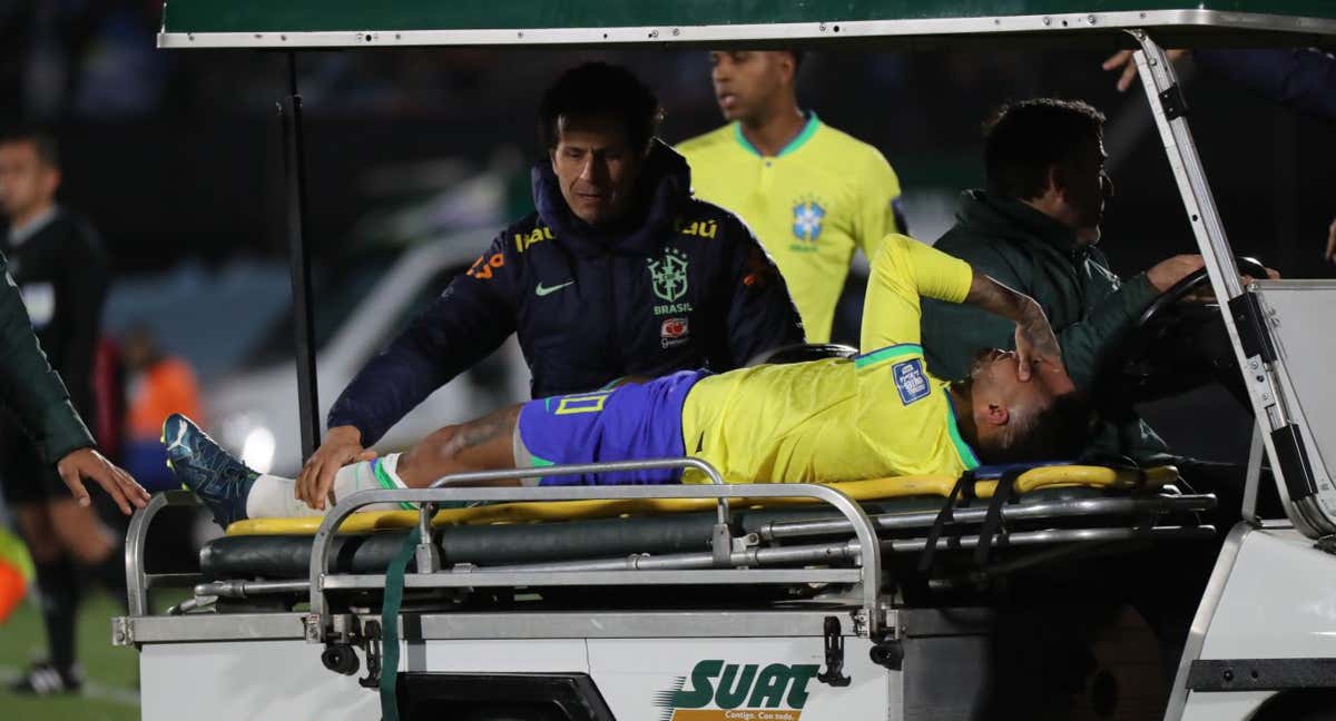 Neymar abandonó el campo en camilla.