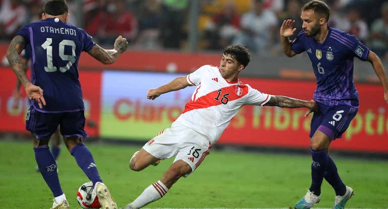 Pezzella y Otamendi presionan a Zanelatto en el partido ante Perú.