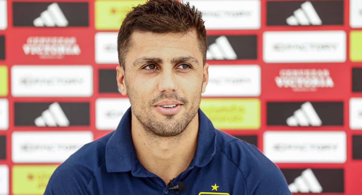 Rodri Hernández, en una rueda de prensa de la Selección española./AFP