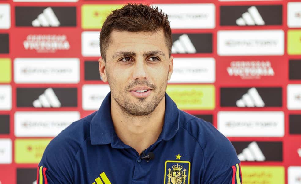 Rodri Hernández, sobre el apoyo de la Selección masculina a la femenina: «Unificar la opinión de 25 personas no es fácil»