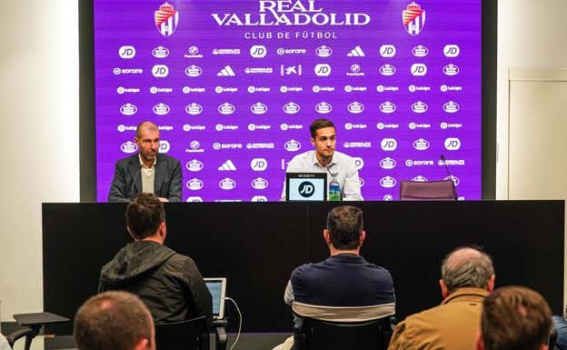 David Espinar, director del gabinete de presidencia del Valladolid, y Ángel Encinar, CEO de 'Construyendo Fútbol', en la presentación del I Congreso de Fútbol.