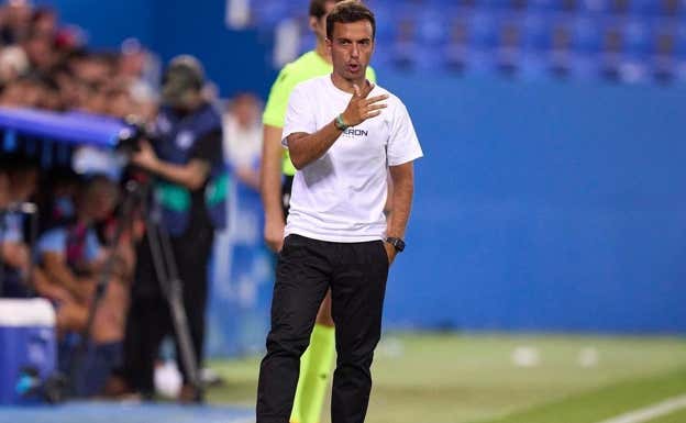 Borja Jiménez da instrucciones a sus jugadores durante un partido en Butarque.  CD LEGANÉS
