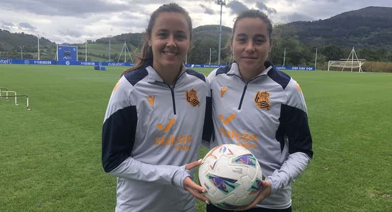 Amaiur Sarriegi e Iris Arnaiz, en el campo de entrenamiento de la Real Sociedad.