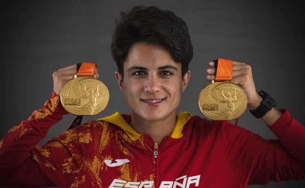 María Pérez posa con sus dos medallas conquistadas en Budapest. ANDREJ ISAKOVIC / AFP