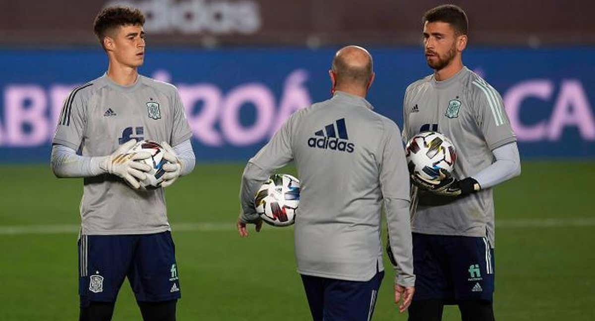 Kepa Arrizabalaga y Unai Simón, en un entrenamiento con la Selección. /EFE