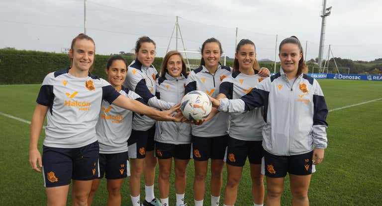 Nerea Eizagirre y Amaiur Sarriegi, junto a Etxezarreta, Viles, Iris, Bernabé y Aparicio.