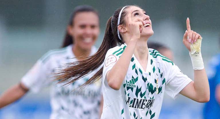 Tatiana Flores celebrando un gol.