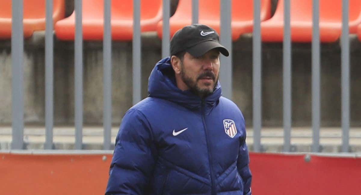 Diego Pablo Simeone, en el entrenamiento del Atlético previo a viajar a Vigo en la Ciudad Deportiva de Majadahonda./EFE