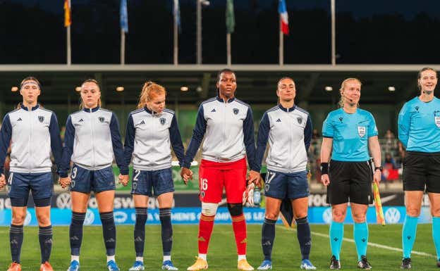 Las jugadoras del París tras el encuentro ante el Wolfsburgo.  PARIS FC