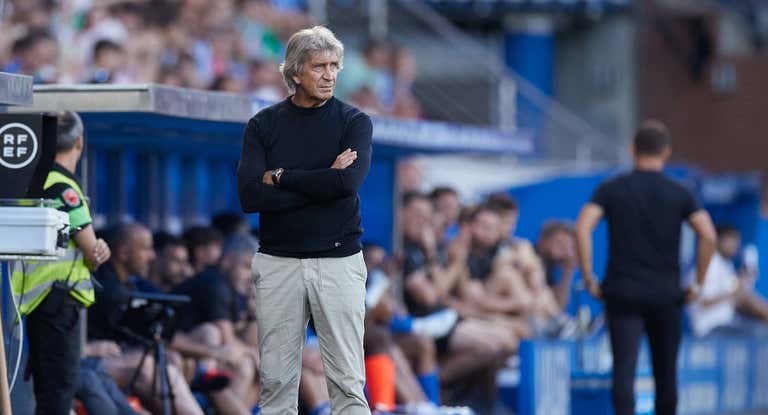 Manuel Pellegrini, en el área técnica en el Alavés-Betis.