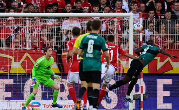 El cabezazo de Guirassy para marcar el gol de la victoria en Berlín.  AFP