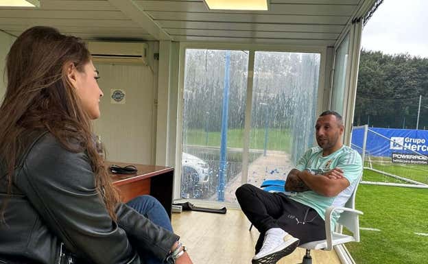 Cazorla responde a la periodista de Relevo en un momento de la entrevista.