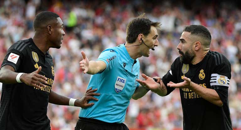 De Burgos Bengoetxea discute con Carvajal durante el Sevilla-Real Madrid.