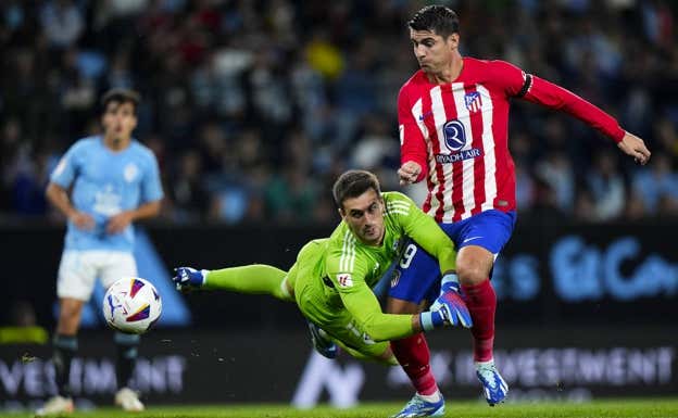 Instante en el que Iván Villar comete penalti sobre Morata.  GETTY
