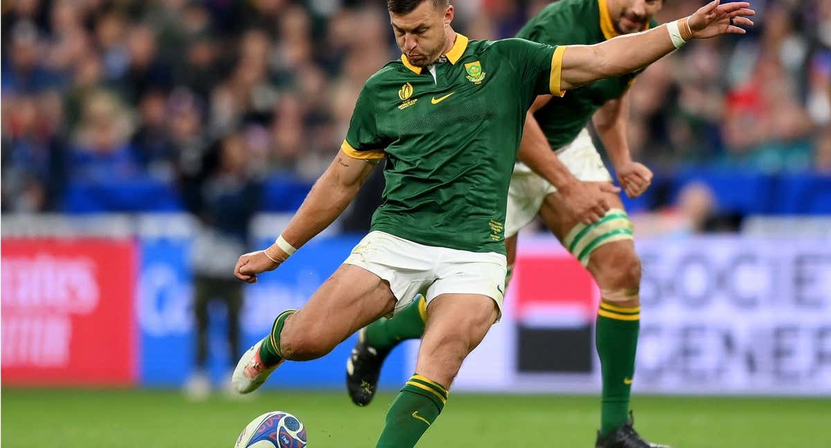 Pollard en un pateo a palos del partido. /Photo by Justin Setterfield - World Rugby/World Rugby via Getty Images