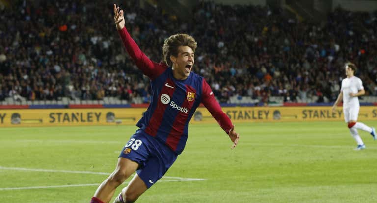 Marc Guiu celebra su primer gol con el primer equipo del Barcelona.