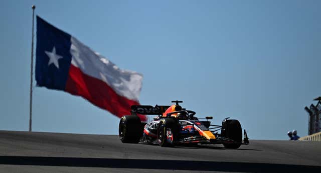 Verstappen resiste el órdago de Hamilton; Sainz suma su 18º podio tres horas después