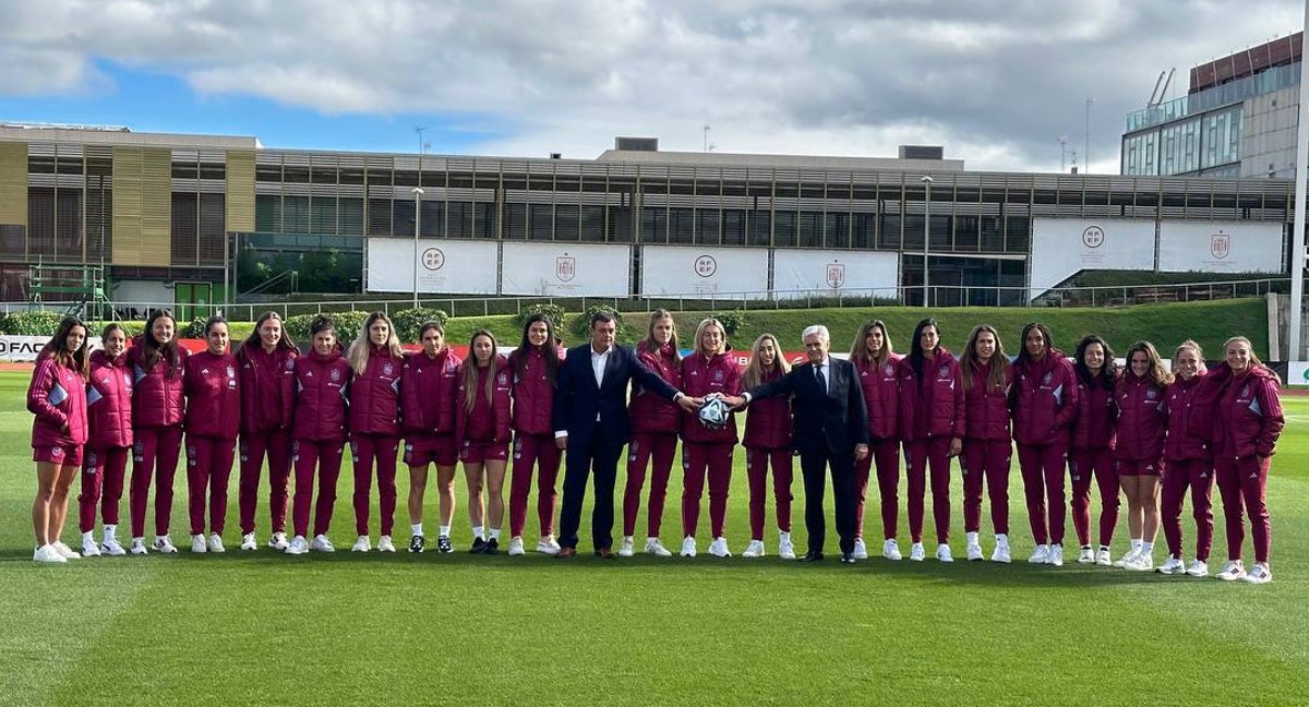 Víctor Francos, presidente del CSD, y Pedro Rocha, presidente de la Junta Gestora de la RFEF, posan en una imagen con las jugadoras tras firmar el acuerdo de la Comisión Mixta.