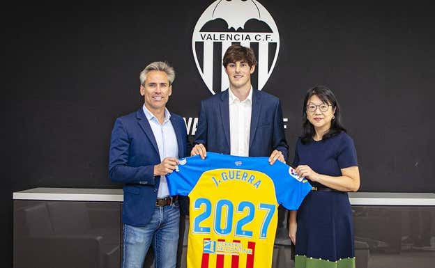 Javi Guerra con Miguel Corona y Lay Hoon tras renovar.  Valencia C.F