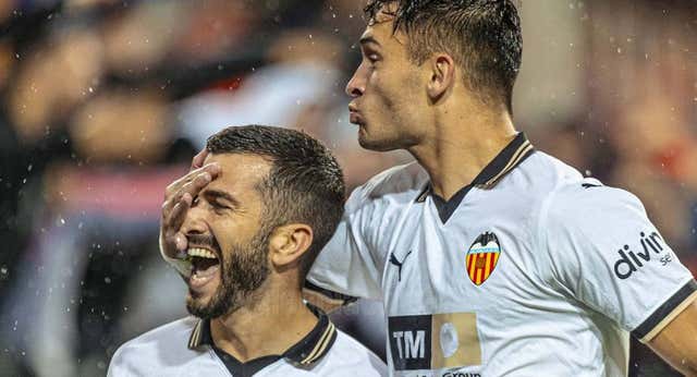Rubén ‘baraja’ con maestría las cartas de su Valencia