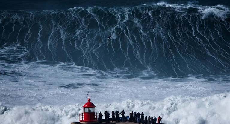 La ola de Nazaré, en pleno auge.