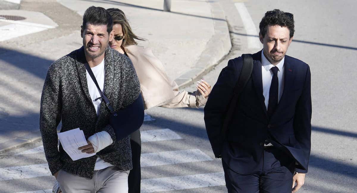 Albert Luque llega al Juzgado decano de Terrassa, ciudad donde reside, a declarar por las presuntas coacciones a Jenni Hermoso. /EFE/Enric Fontcuberta