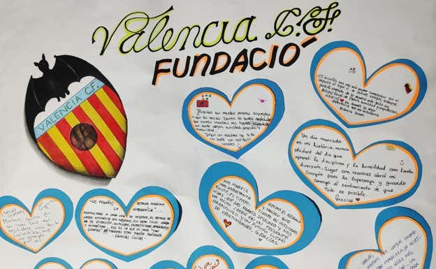 El póster que las internas del centro han pintado para las jugadoras del Valencia.  VALENCIA CF