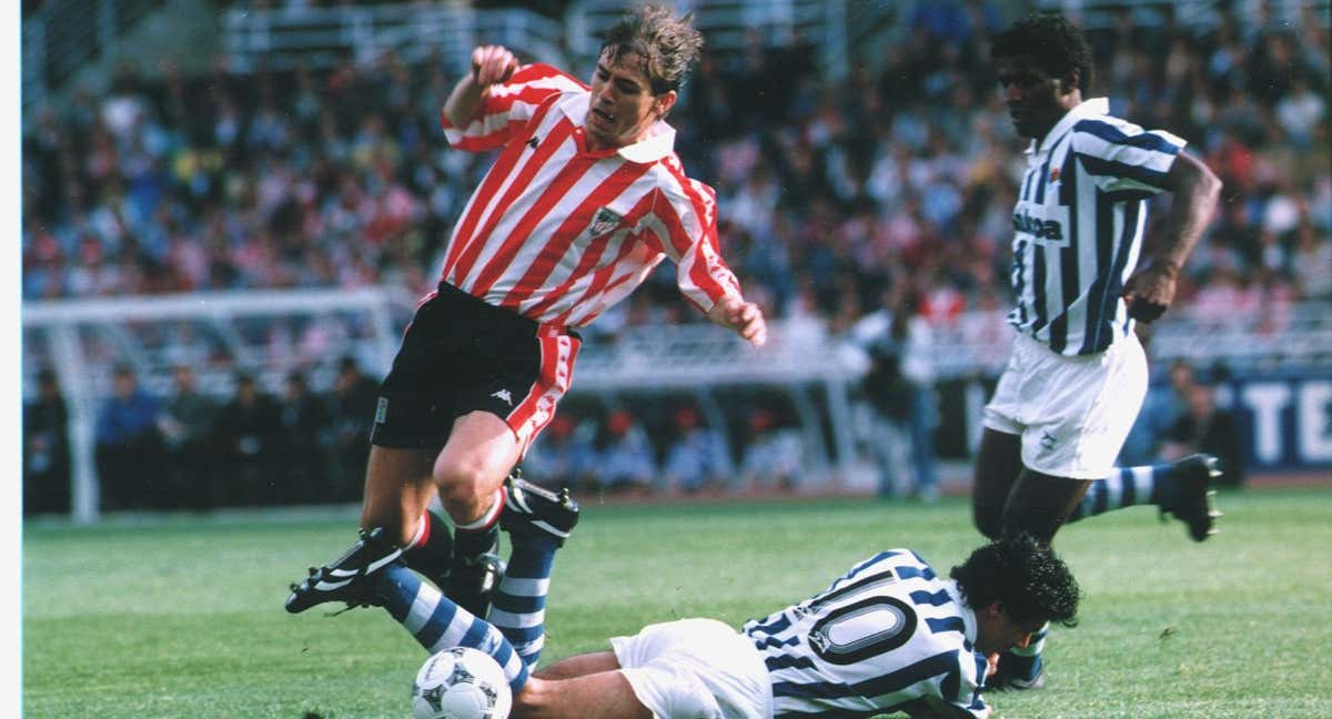 Xabier Eskurza, en un lance de un derbi junto a Oceano Andrade y Carlos Xabier.  /EL CORREO